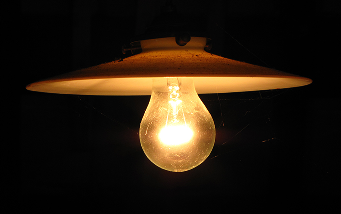 白炽灯的图片（2400～3200K 的示意）